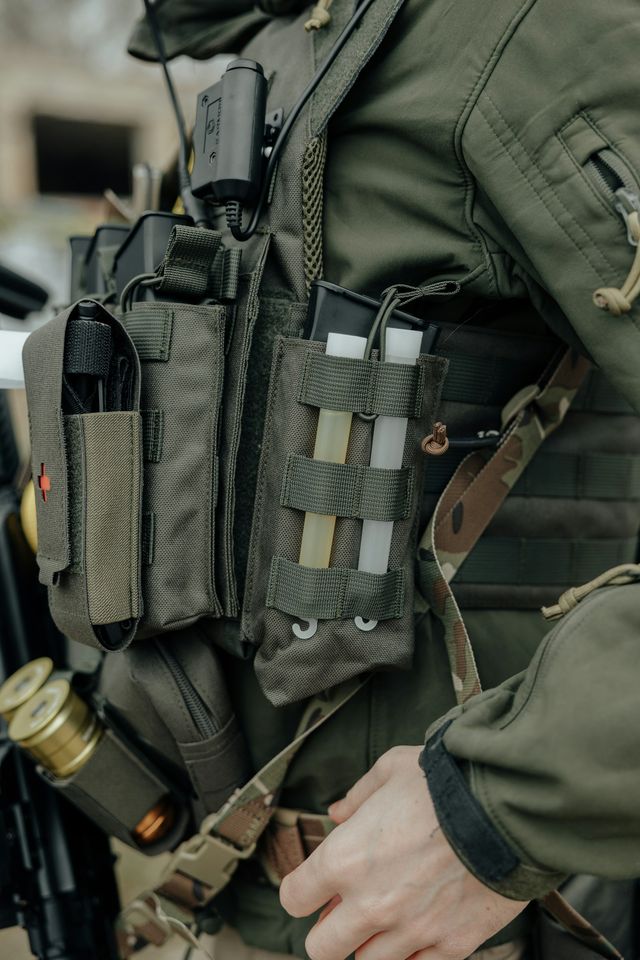 Équipement tactique et porte-chargeurs d'un joueur d'airsoft