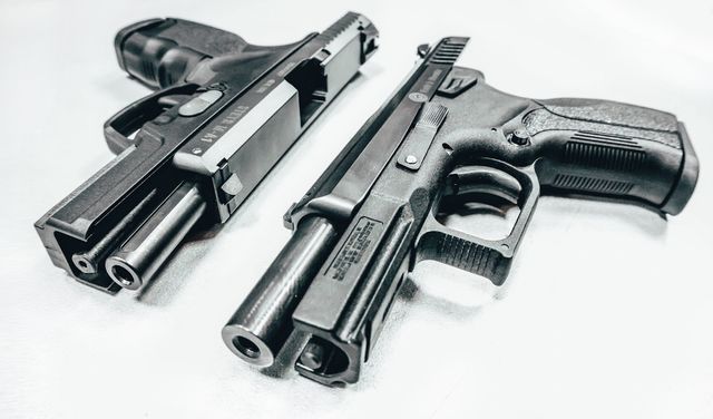 Kit d'entretien et nettoyage d'une réplique airsoft AEG, outils de maintenance posés sur un plan de travail