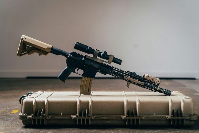 Vue rapprochée du canon et de la chambre hop-up d'une réplique airsoft, zone clé du réglage de précision