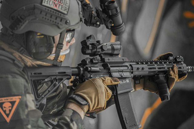 Gros plan sur une réplique airsoft avec billes BB, illustrant le choix des munitions adaptées au matériel