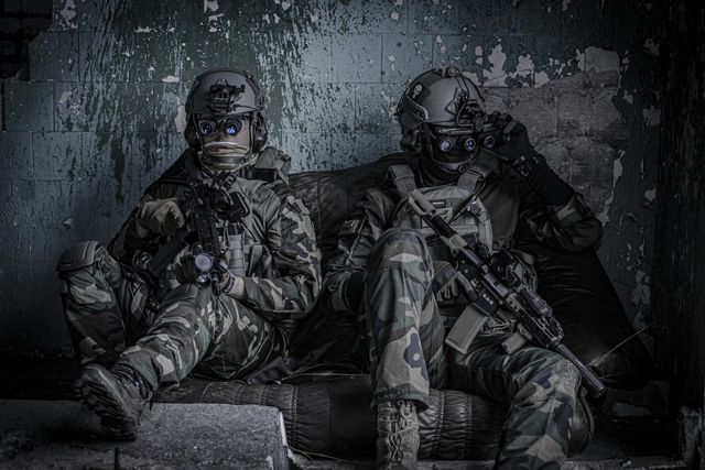 Joueurs d'airsoft en équipement tactique faisant une pause ensemble