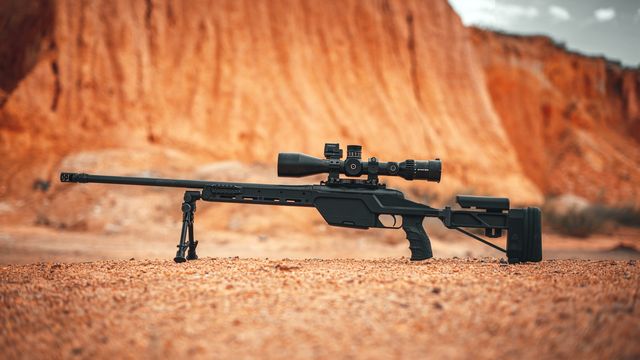 Fusil de précision airsoft équipé d'une lunette de visée, configuration typique du rôle sniper en partie