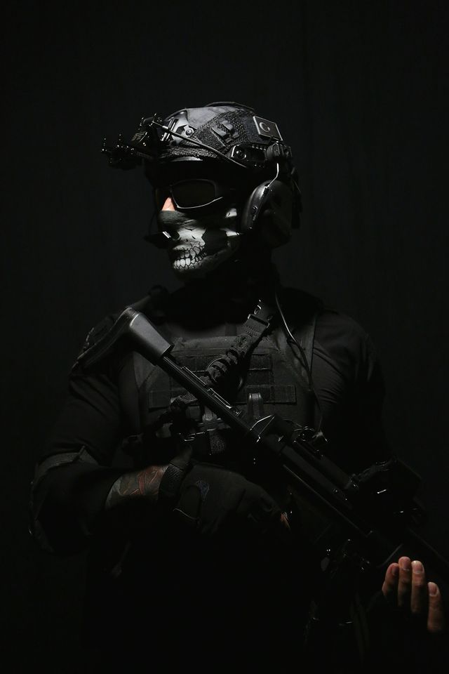 Joueur airsoft équipé d'un masque facial, de lunettes balistiques et d'un casque, protection oculaire indispensable