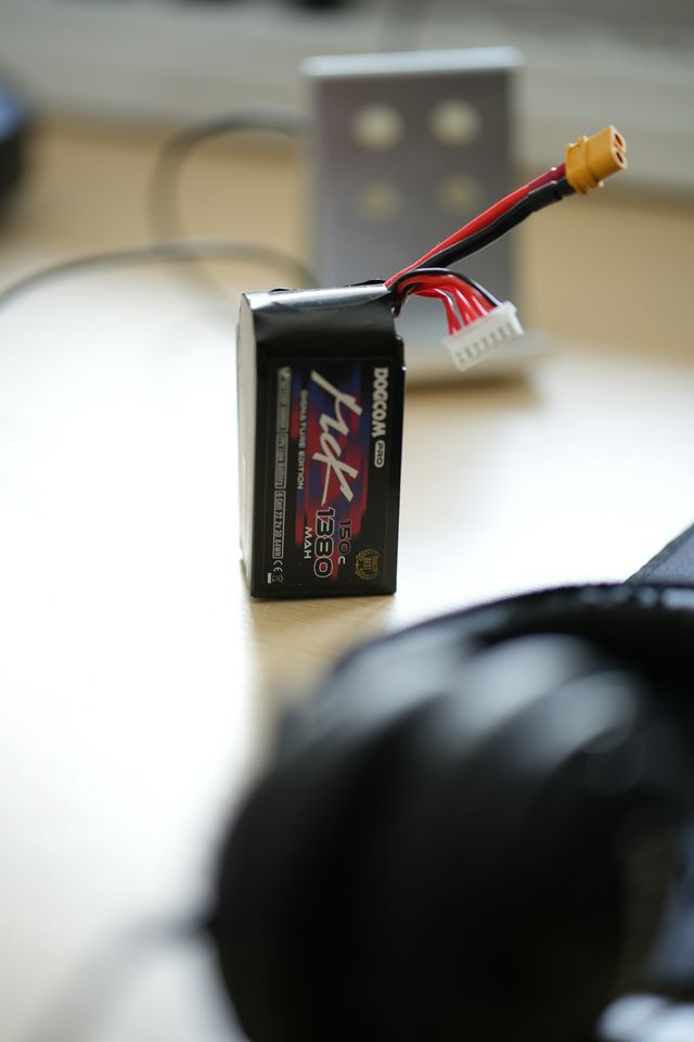 Batterie LiPo 6S 1380 mAh avec connecteur XT60 et balance plug sur fond clair