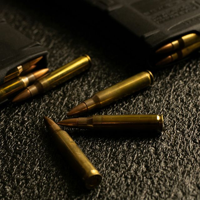 Chargeurs alignés prêts à équiper une réplique airsoft, sélection mid-cap ou hi-cap selon le style de jeu