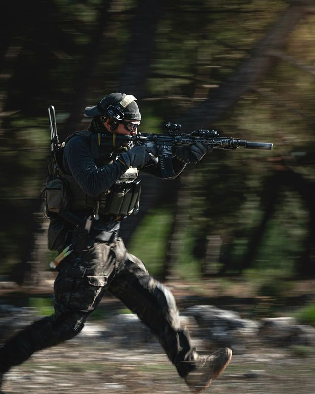 Joueur d'airsoft en tenue tactique pendant un entrainement, illustrant les deux styles milsim et speedsoft