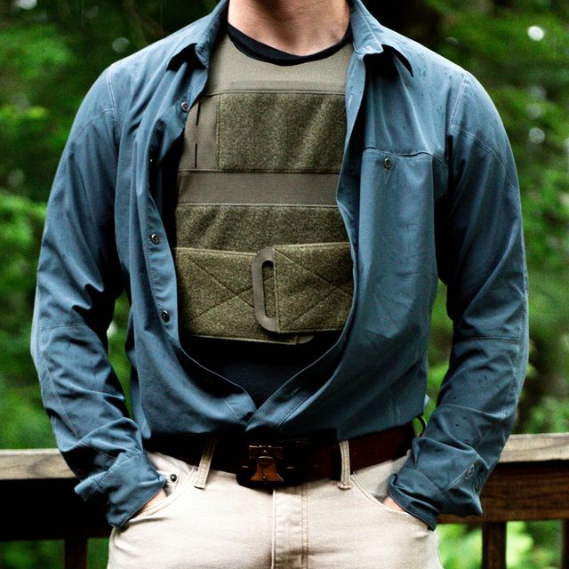 Plate carrier tactique multicam équipé de pochettes molle, gilet airsoft adapté au port de chargeurs