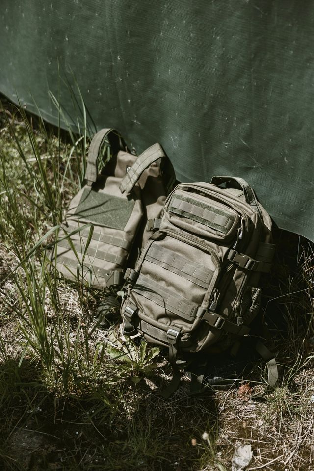 Sac à dos tactique et gilet airsoft prêts pour le départ, préparation type d'une première partie sur terrain