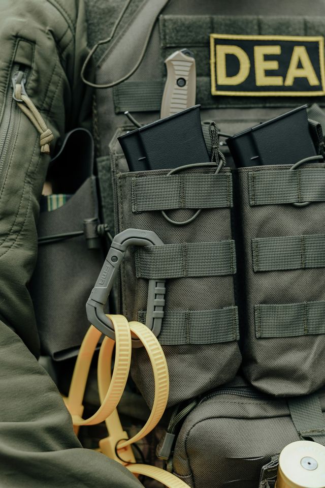 Gilet tactique d'airsoft avec porte-chargeurs et équipement