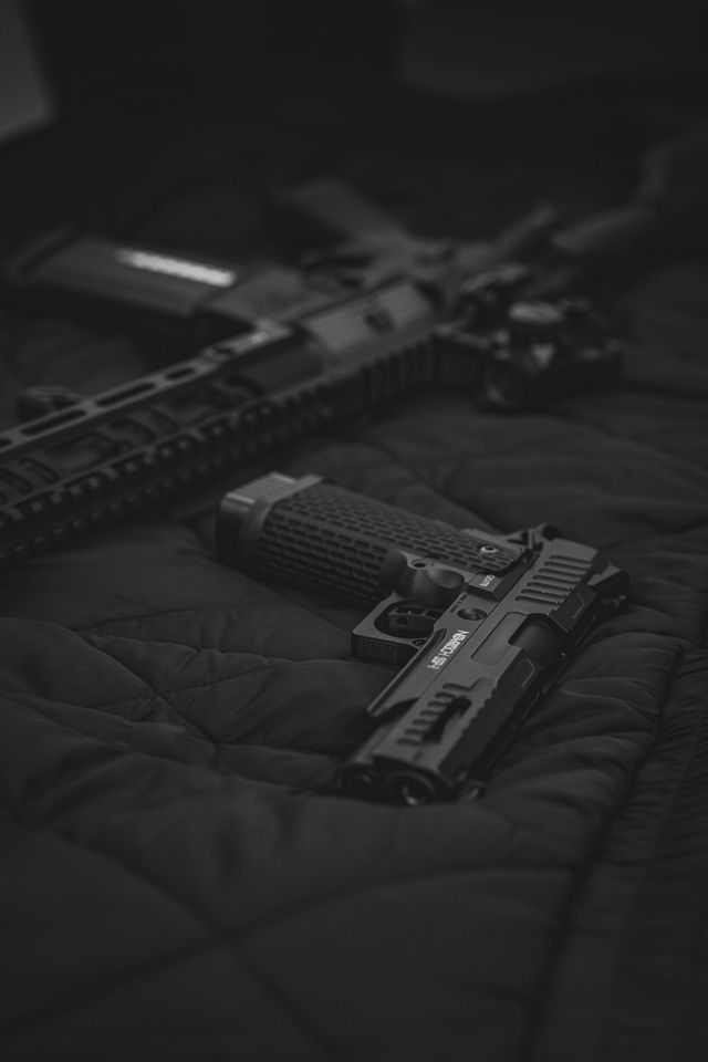 Pistolet airsoft GBB avec chargeur gaz visible, vue détaillée d'une réplique de poing de secondaire